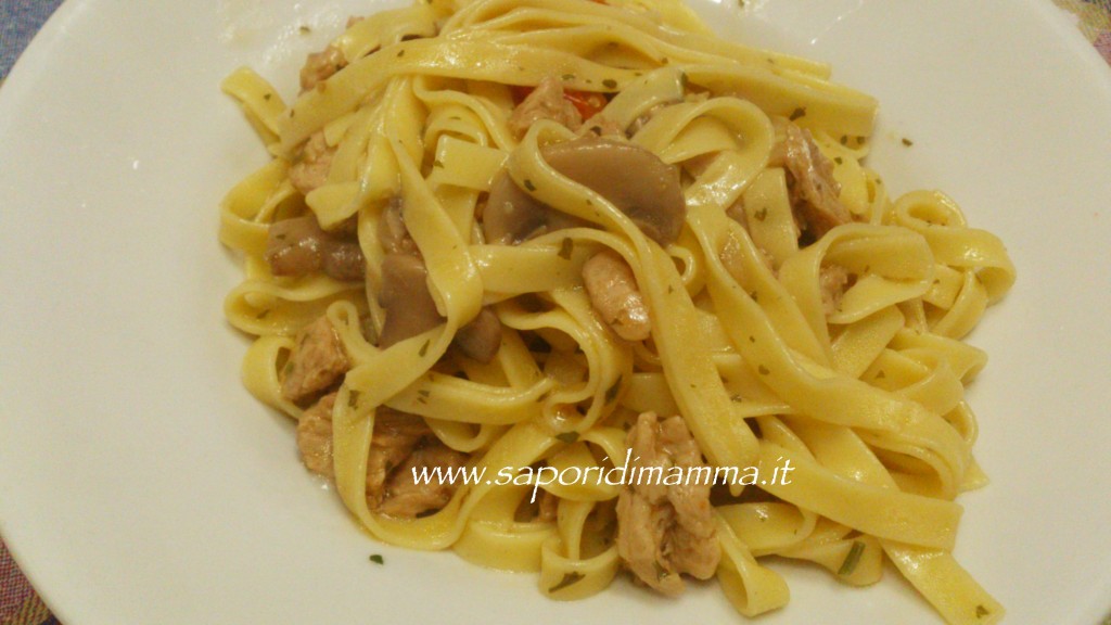 tagliatelle con ragù di soia e funghi